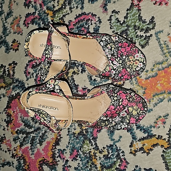 Flower Pattern Wedge! 🌼 - Picture 3 of 4